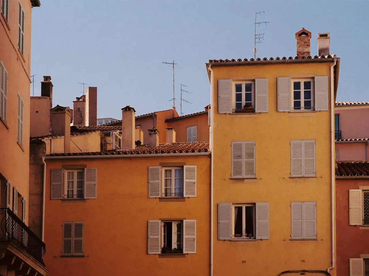 Façades ocre et brique du centre ancien catalan de Perpignan